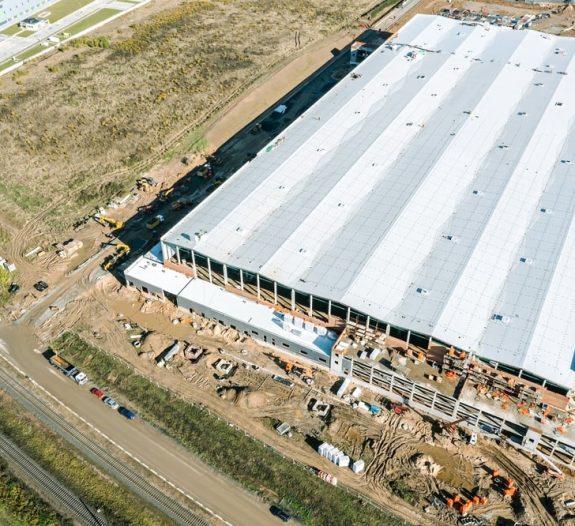 Désamiantage d’une toiture de bâtiment de plus de 1000 m²