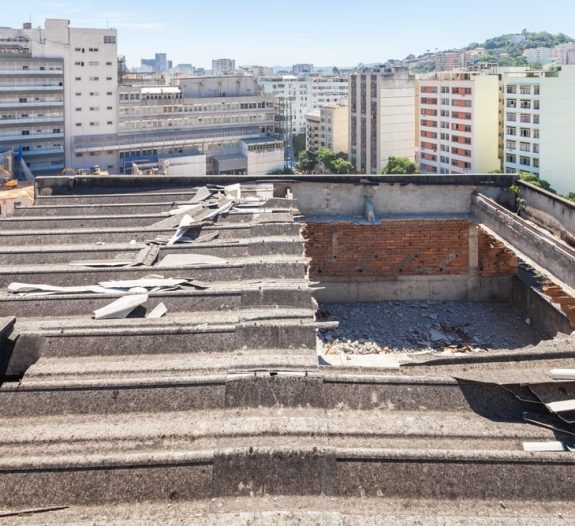 Pourquoi désamianter une toiture